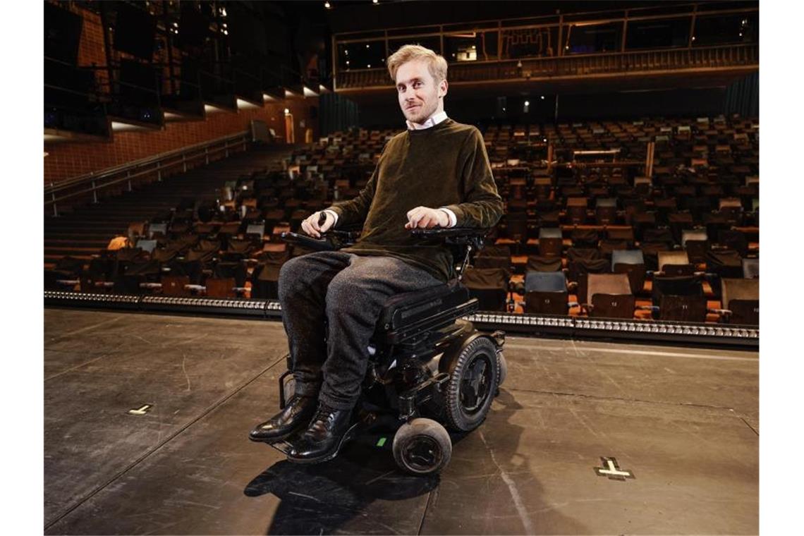 Samuel Koch steht mit seinem Rollstuhl auf einer Bühne des Nationaltheaters Mannheim. Foto: Uwe Anspach/dpa/Archivbild