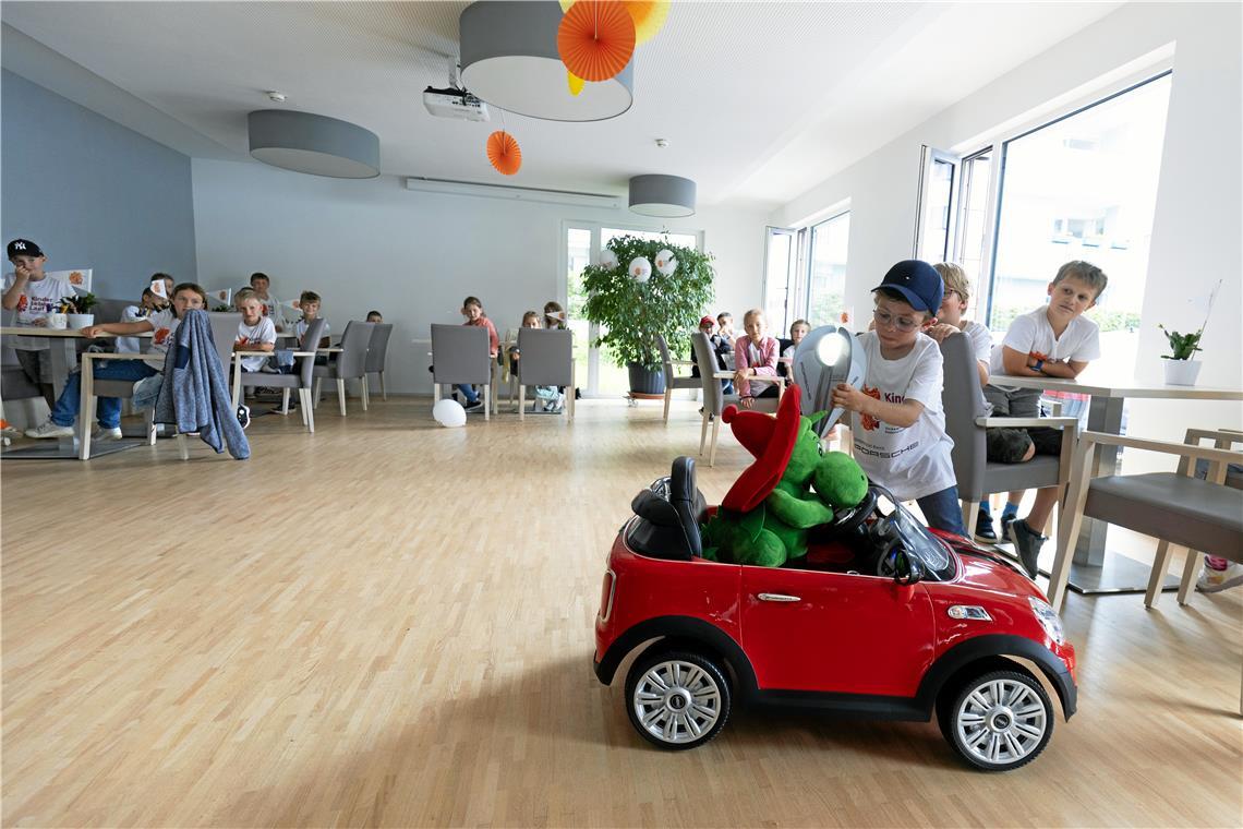 Eine Engelsfackel erreicht Backnang Samuel übergibt die Engelsfackel an Tabaluga. Der nimmt sie stellvertretend für die vom Kinder- und Jugendhospizdienst Pusteblume betreuten Kinder entgegen. Foto: Alexander Becher