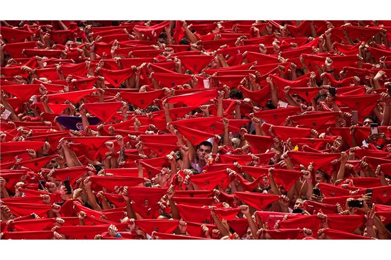 San Fermín beginnt: Feiernde schwenken rote Krawatten in Pamplona