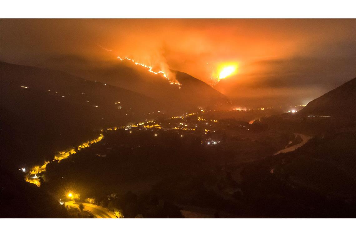 Waldbrände brechen 2025 alle Rekorde San Jose de Maipo in Chile: Durchgewaltige Feuerbrünste ist die Nacht erhellt.