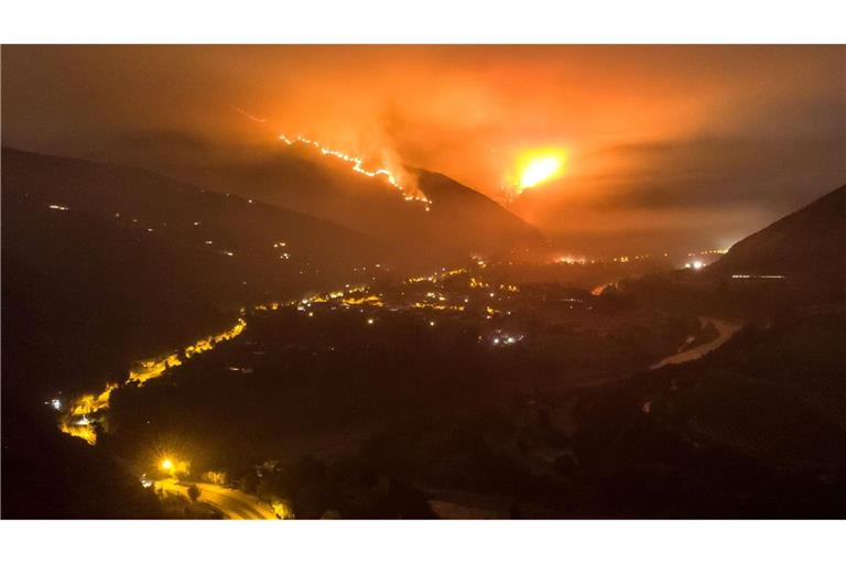 San Jose de Maipo in Chile: Durchgewaltige Feuerbrünste ist die Nacht erhellt.