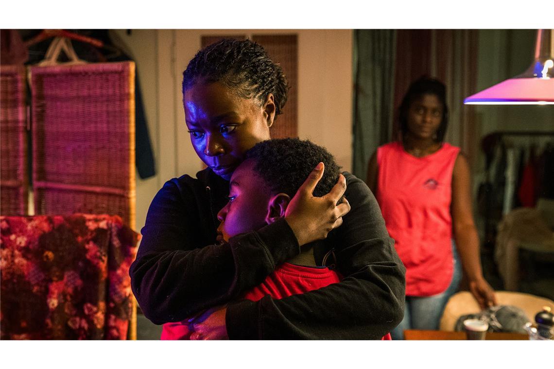 Sanaa Mukambo (Nancy Mensah-Offei, r.) hat erfahren, dass ihre beiden illegalen Mitbewohner an die Polizei verraten wurden. Also müssen sich  Moya Alemu (Nambitha Ben-Mazwi.) und Yaro Alemu (André Nkot Olinga) eine neue Bleibe suchen.