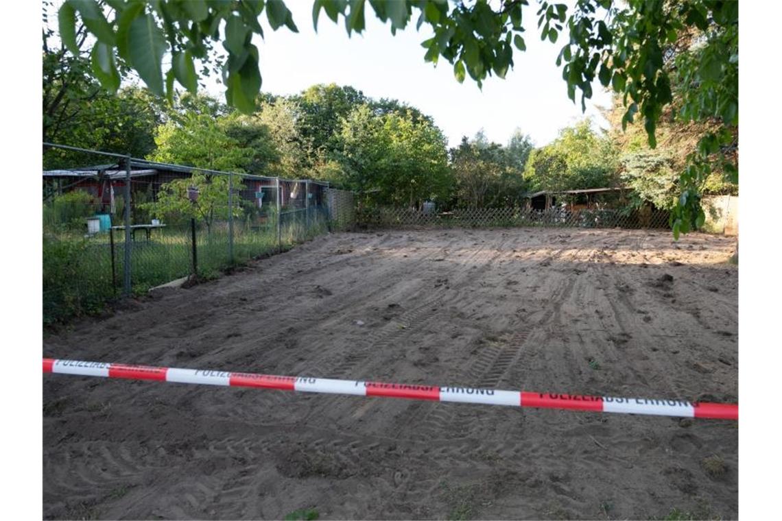 Polizei wertet im Fall Maddie Ergebnisse von Grabungen aus Sand ist auf der Kleingarten-Parzelle bei Seelze nach Beendigung der Polizeiaktion im Fall der vor 13 Jahren verschwundenen kleinen Maddie McCann zu sehen. Zwei Tage lang hatten Polizisten auf dem Grundstück das Erdreich mit Spaten und Harken durchkämmt. Foto: Peter Steffen/dpa
