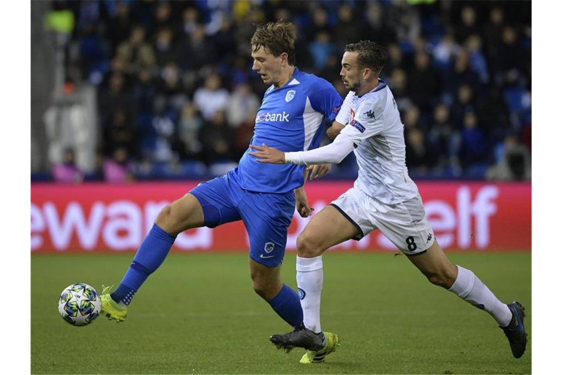 Sander Berge (l) vom KRC Genk und Fabian Ruiz vom SSC Neapel im Kampf um den Ball. Foto: Yorick Jansens/BELGA/dpa