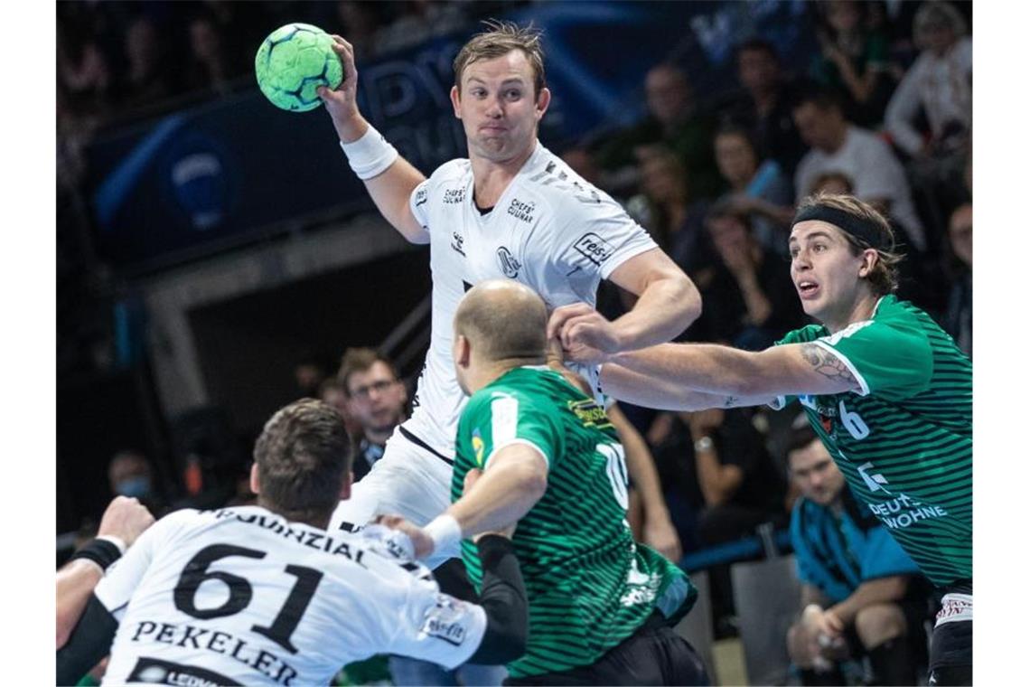 Kein Sieger im Liga-Topspiel - Magdeburg Club-Weltmeister Sander Sagosen verpasst mit dem THW Kiel den Sprung an die Tabellenspitze. Foto: Andreas Gora/dpa