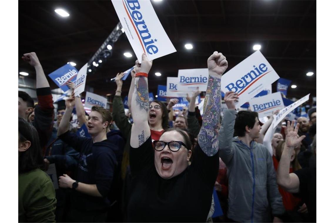 Großer Erfolg für Biden bei Vorwahl-Marathon Sanders-Anhänger jubeln. Der linke Senator hat die Vorwahl der Demokraten in Vermont gewonnen. Foto: Matt Rourke/AP/dpa