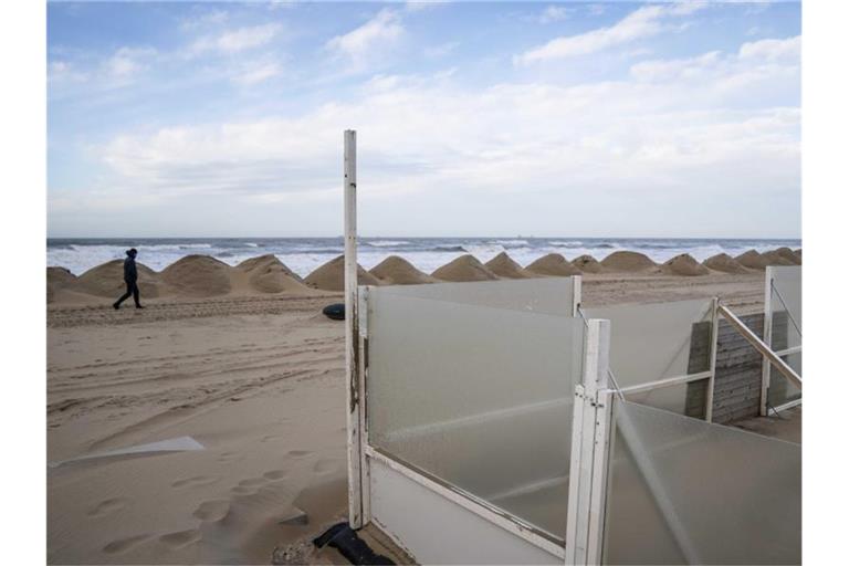 Sandhaufen sollen den Strand von Scheveningen in den Niederlanden vor Hochwasser zu schützen. Foto: Bart Maat/ANP/dpa