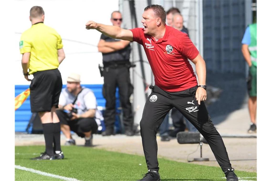 Sandhausens Trainer Koschinat zu Videobeweis: „Bereicherung“ Sandhausen Trainer Uwe Koschinat gestikuliert an der Seitenlinie. Foto: Carmen Jaspersen/Archivbild
