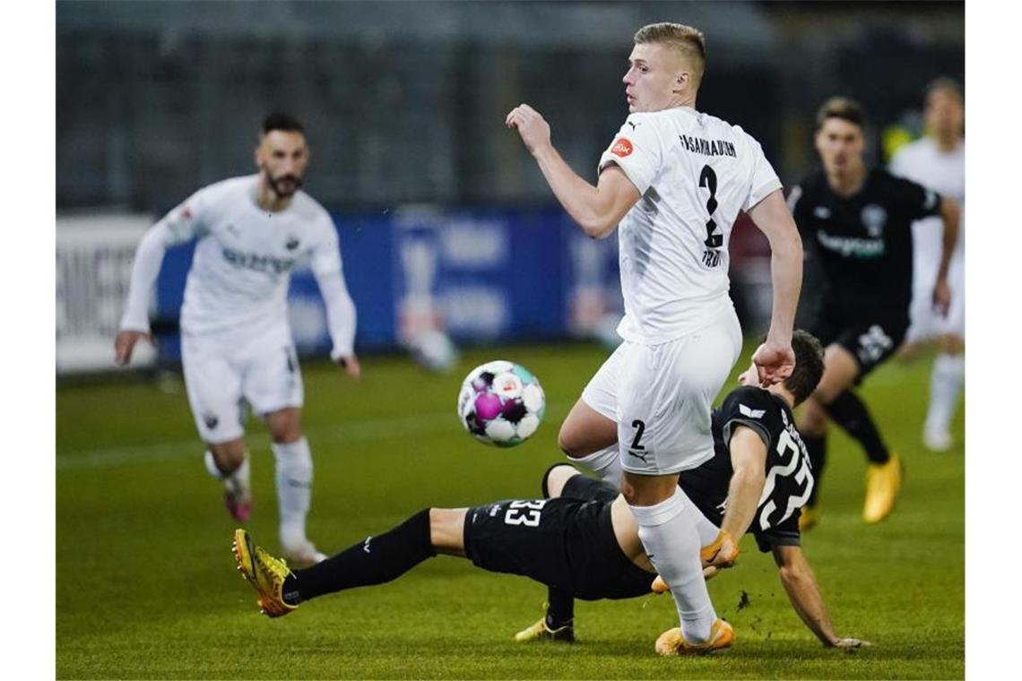 SV Sandhausen verschenkt 2:0-Führung gegen Braunschweig Sandhausens Aleksandr Zhirov (vorne) und Braunschweigs Nick Proschwitz in Aktion. Foto: Uwe Anspach/dpa