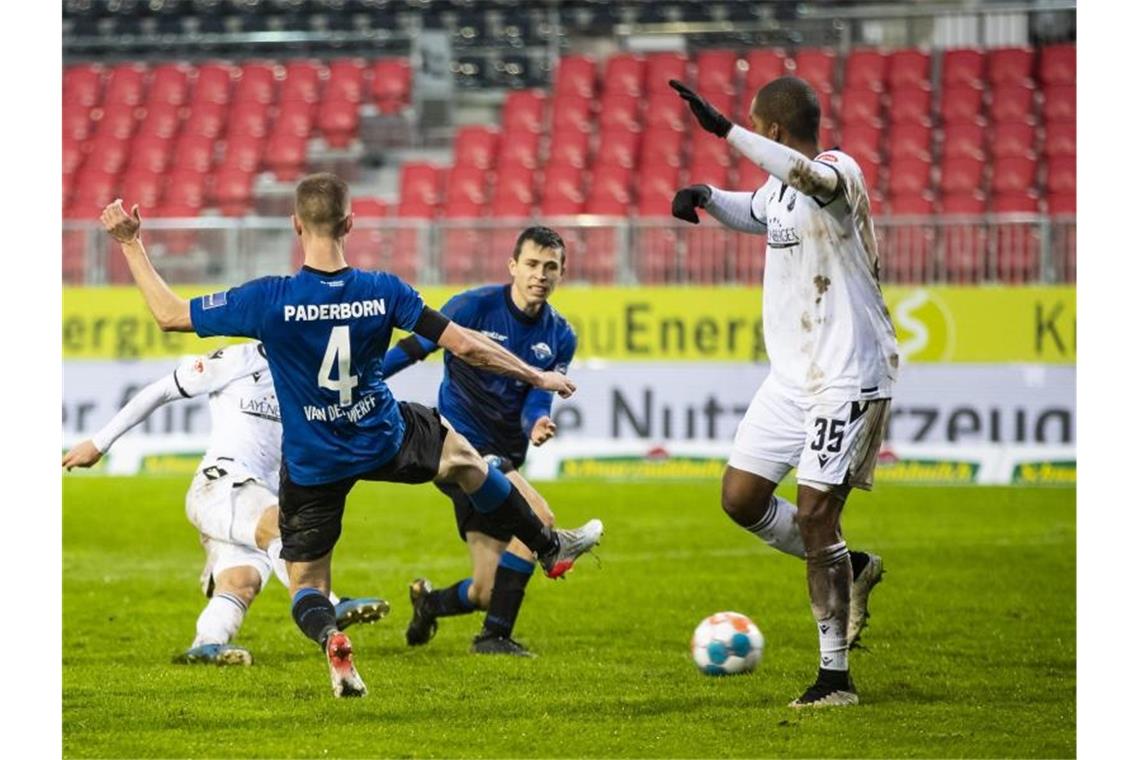 Sandhausens Bashkim Ajdini (l) macht das Tor zum 1:1 gegen Paderborns Jasper van der Werff (2.v.l.). Foto: Tom Weller/dpa