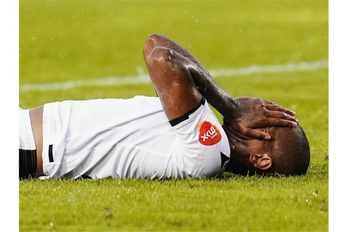 Daniel Keita-Ruel beim SV Sandhausen ohne sportliche Zukunft Sandhausens Daniel Keita Ruel liegt auf dem Boden und hält die Hände vor das Gesicht. Foto: Uwe Anspach/dpa/Archivbild