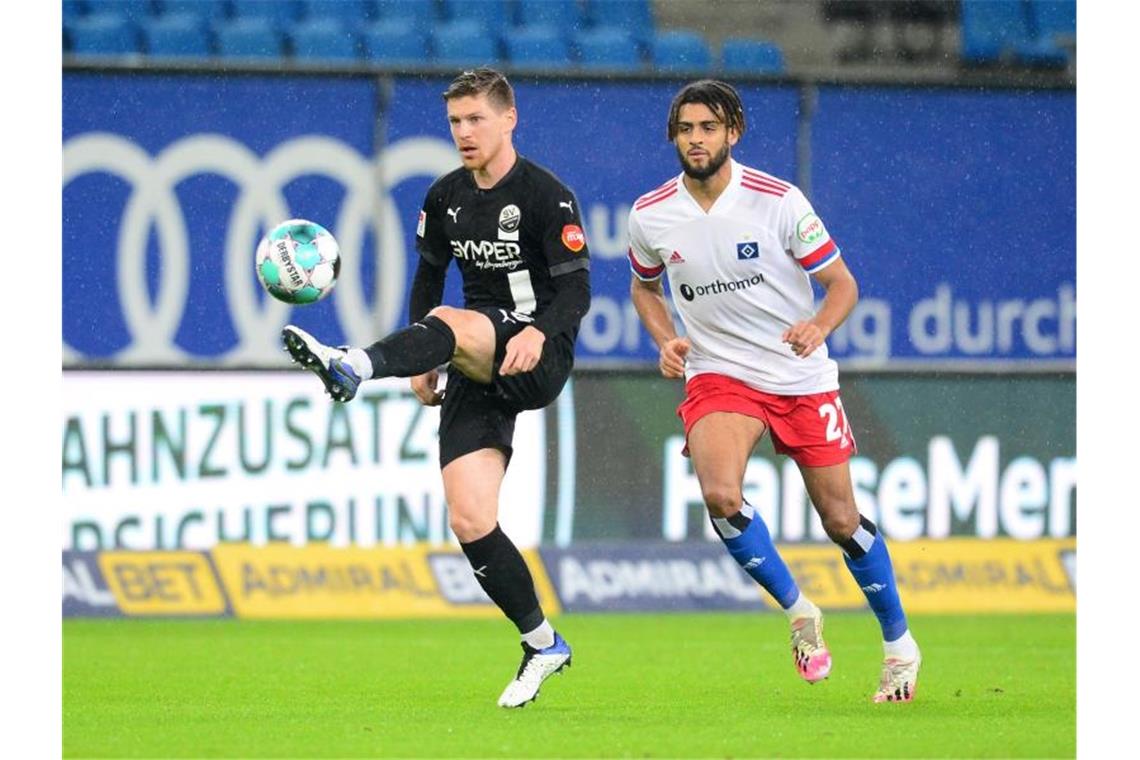 Sandhausens Denis Linsmayer und Hamburgs Josha Vagnoman (l-r.) am Ball. Foto: Daniel Bockwoldt/dpa