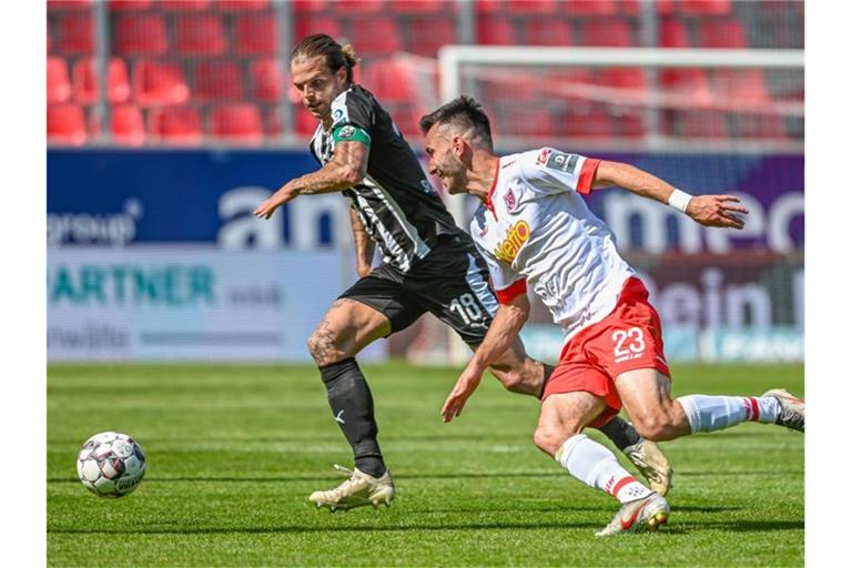 Sandhausens Dennis Diekmeier (l.) und Regensburgs Sargis Adamyan kämpfen um den Ball. Foto: Armin Weigel