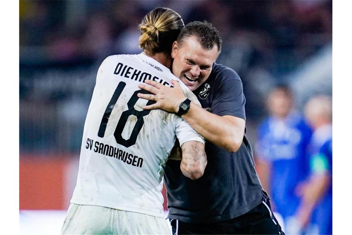 Sandhausens Dennis Diekmeier (l.) und sein Trainer Uwe Koschinat freuen sich nach Spielende über einen Sieg. Foto: Uwe Anspach/Archivbild