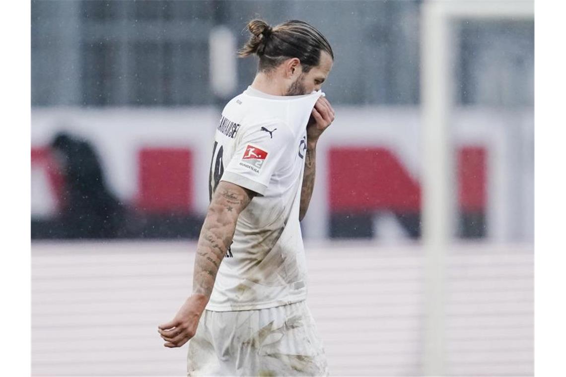 Wolfsburger souverän: Sieg im Pokal gegen Sandhausen Sandhausens Dennis Diekmeier steht auf dem Spielfeld. Foto: Uwe Anspach/dpa/Archivbild