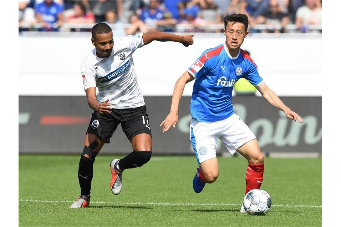 Holstein Kiel gewinnt 1:1 gegen Sandhausen Sandhausens Erik Zenga und Kiels Jae Sung Lee (l-r.) im Zweikampf um den Ball. Foto: Carmen Jaspersen