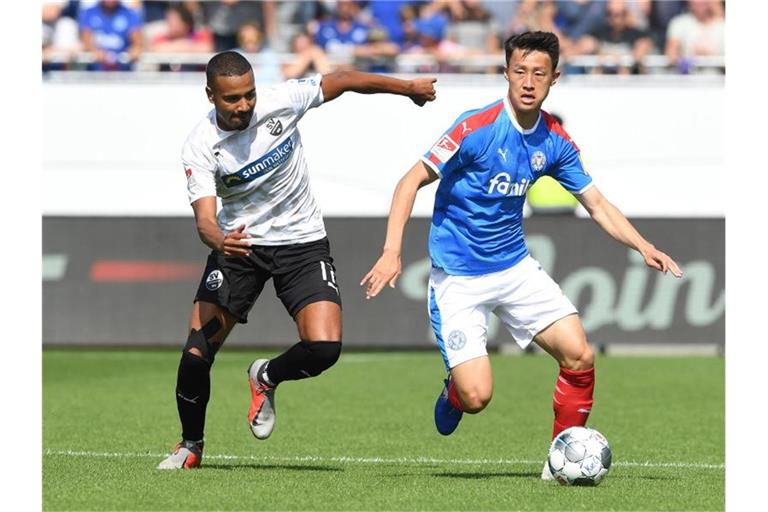 Sandhausens Erik Zenga und Kiels Jae Sung Lee (l-r.) im Zweikampf um den Ball. Foto: Carmen Jaspersen