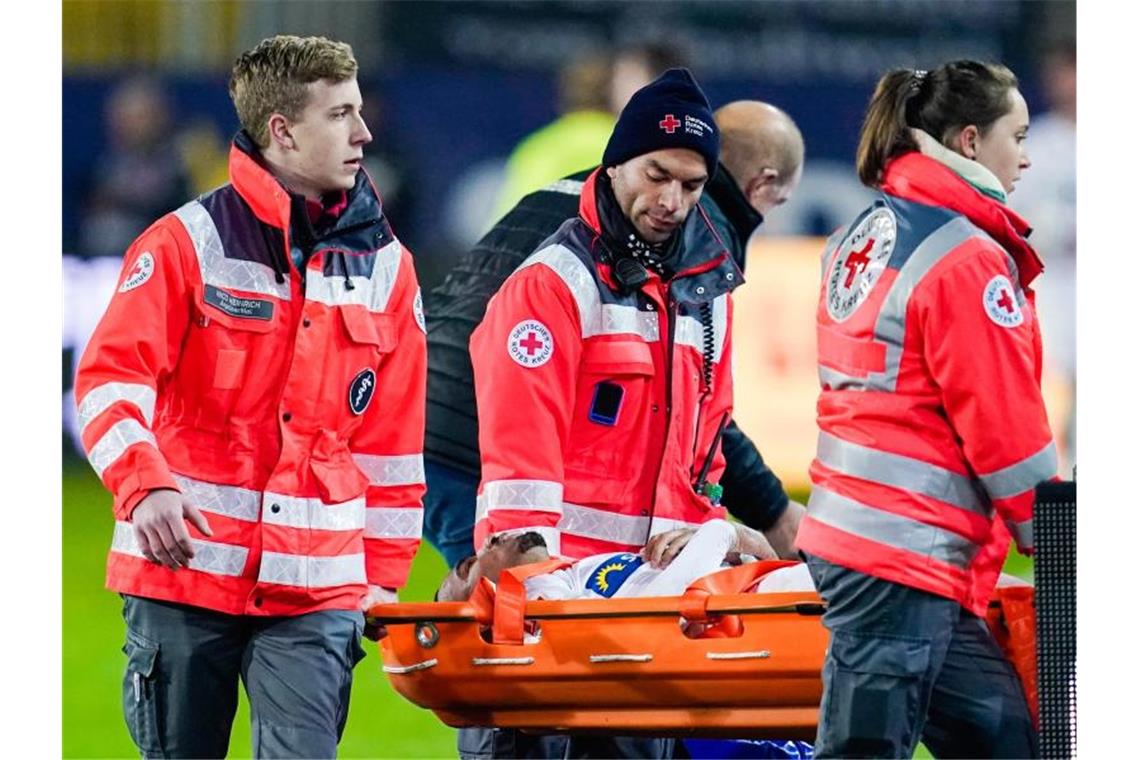 Sandhausens Erik Zenga wird verletzt auf einer Liege vom Spielfeld getragen. Foto: Uwe Anspach/dpa