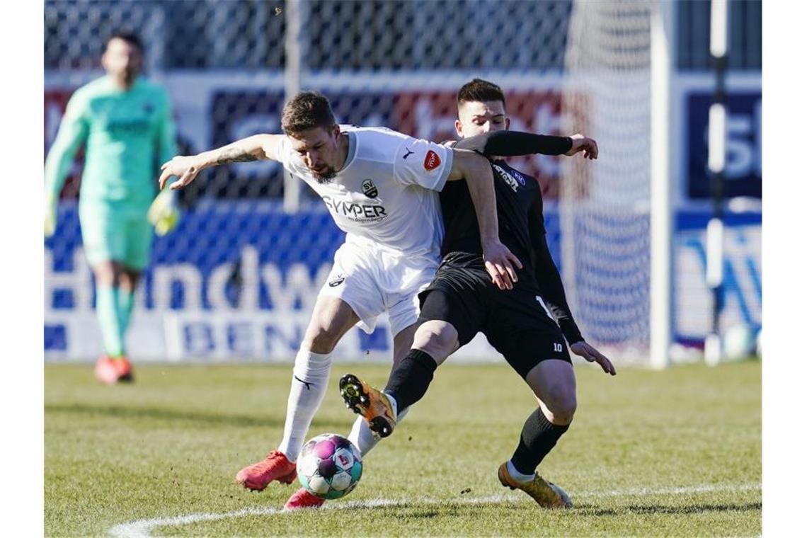 Karlsruhe siegt nach 0:2-Rückstand in Sandhausen Sandhausens Janik Bachmann und Karlsruhes Marvin Wanitzek (l-r.) im Zweikampf um den Ball. Foto: Uwe Anspach/dpa