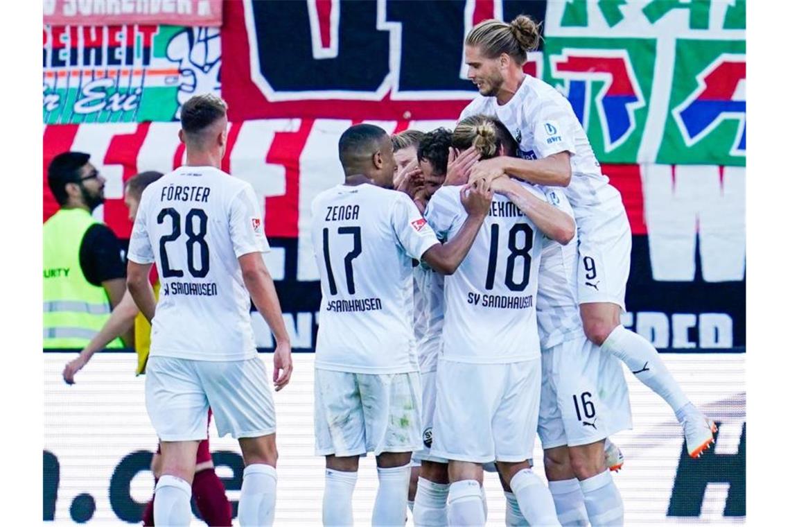 SV Sandhausen mit erstem Saisonsieg: 3:2 gegen Nürnberg Sandhausens Mannschaft jubelt über das Tor zum 2:0. Foto: Uwe Anspach