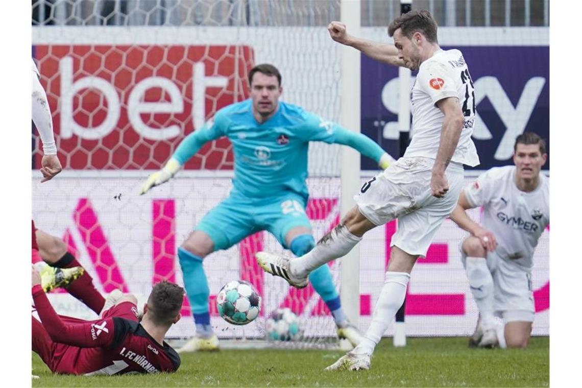 Nürnberger Krise spitzt sich zu: 0:2 in Sandhausen Sandhausens Nils Röseler (r) schießt das Tor zum 1:0. Foto: Uwe Anspach/dpa