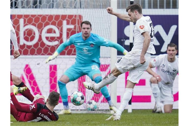 Sandhausens Nils Röseler (r) schießt das Tor zum 1:0. Foto: Uwe Anspach/dpa