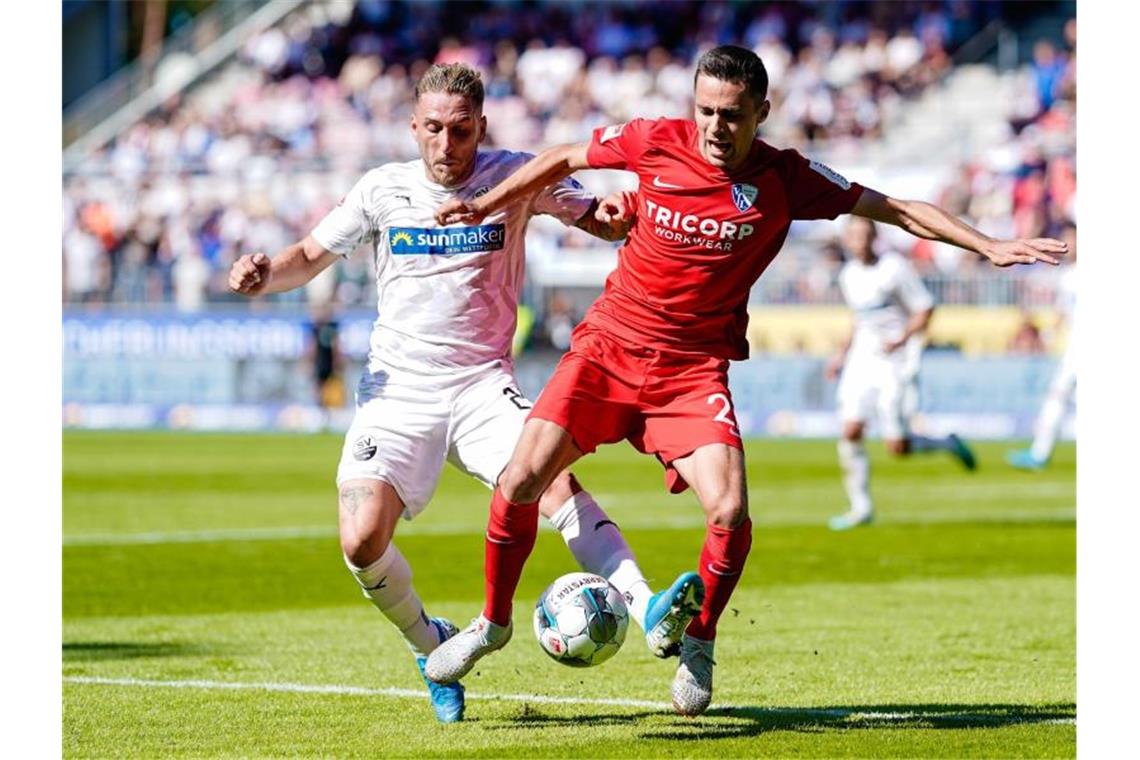 Sandhausens Robin Scheu (l) und Bochums Milos Pantovic kämpfen um den Ball. Foto: Uwe Anspach