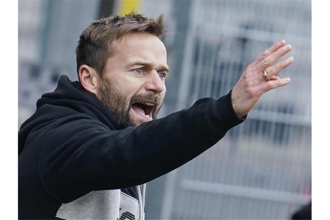 Nach nicht mal drei Monaten: Sandhausen stellt Schiele frei Sandhausens scheidender Trainer Michael Schiele gestikuliert. Foto: Uwe Anspach/dpa/Archivbild