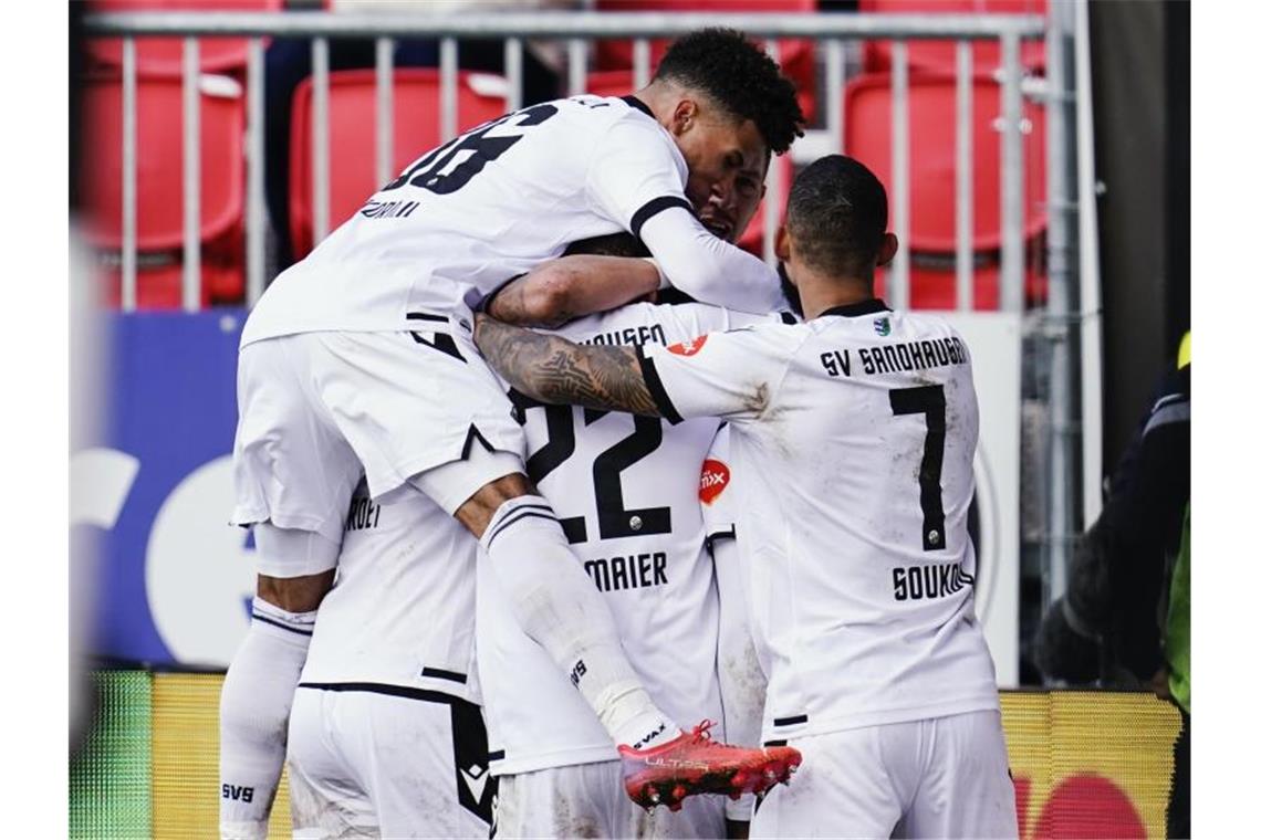 Sandhausen bejubelt ersten Heimsieg der Saison Sandhausens Spieler jubeln über das Tor zum 2:0. Foto: Uwe Anspach/dpa