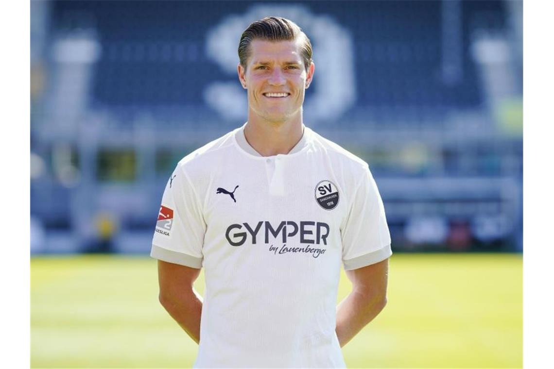 Sandhausens Torjäger Kevin Behrens steht im Hardtwaldstadion. Foto: Uwe Anspach/dpa/Archivbild