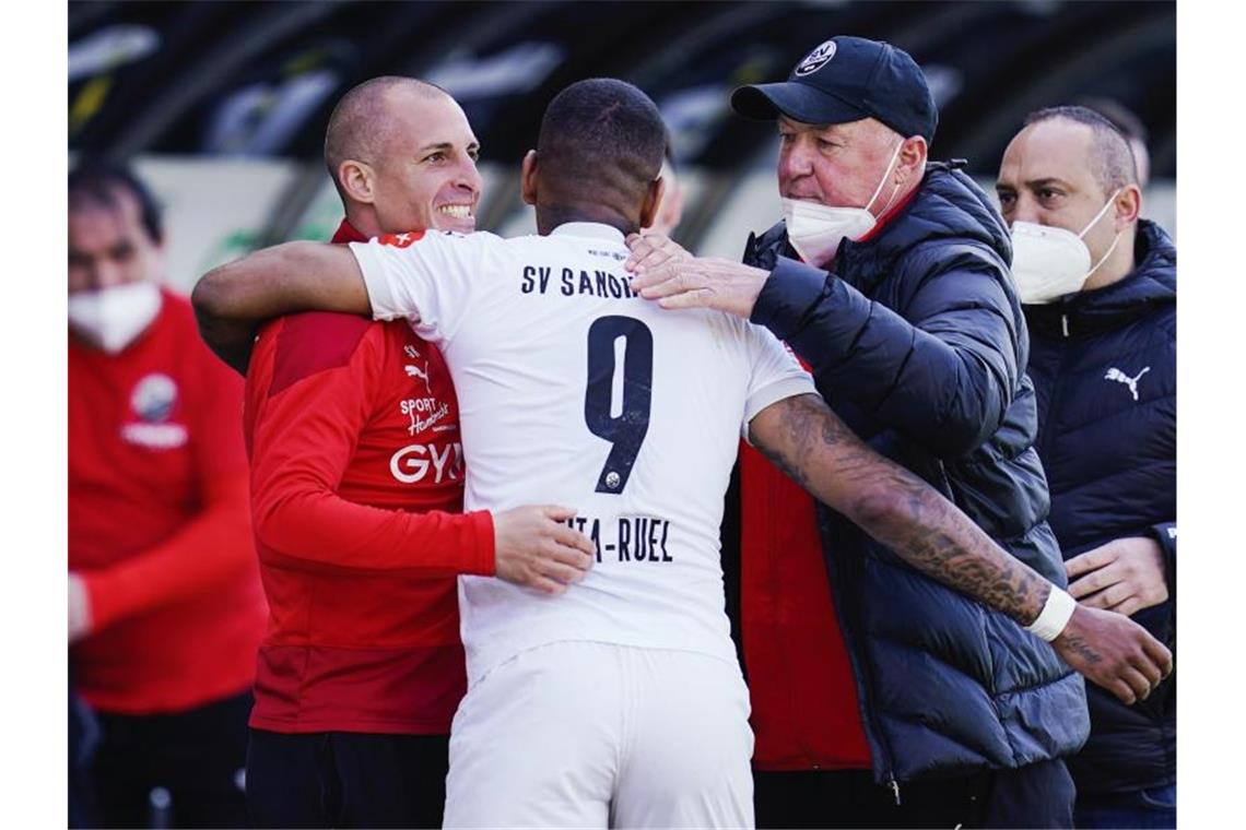 SV Sandhausen setzt weiter auf Kleppinger und Kulovits Sandhausens Torschütze Daniel Keita Ruel (M) jubelt mit Sandhausens Interimstrainer Stefan Kulovits (l) und Sandhausens Interimstrainer Gerhard Kleppinger. Foto: Uwe Anspach/dpa/Archivbild