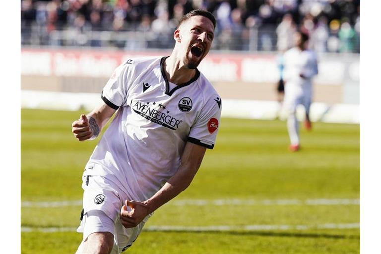 Sandhausens Torschütze Janik Bachmann bei einem Spiel gegen Hannover 96. Foto: Uwe Anspach/dpa/Archvibild