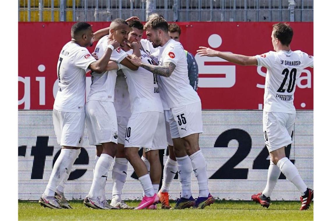 SV Sandhausen hilft Elfmeter zum Sieg im Abstiegsduell Sandhausens Torschütze Kevin Behrens (3.v.l.) jubelt mit Mannschaftskollegen über das Elfmetertor zum 1:0. Foto: Uwe Anspach/dpa