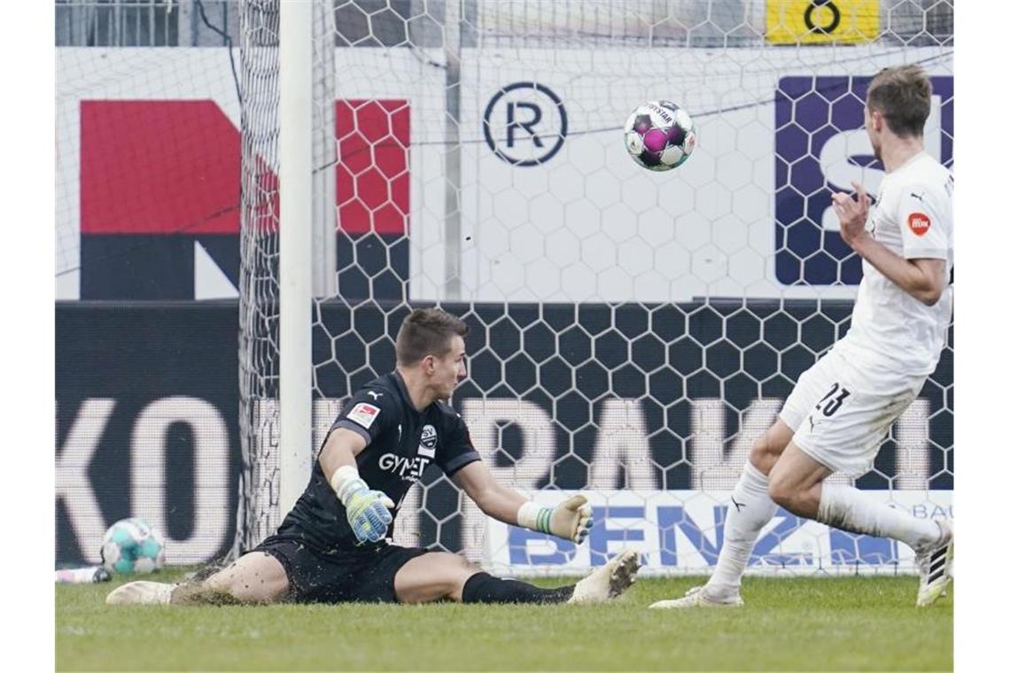 Sandhausen suspendiert Torwart Fraisl Sandhausens Torwart Martin Fraisl (l). Foto: Uwe Anspach/dpa