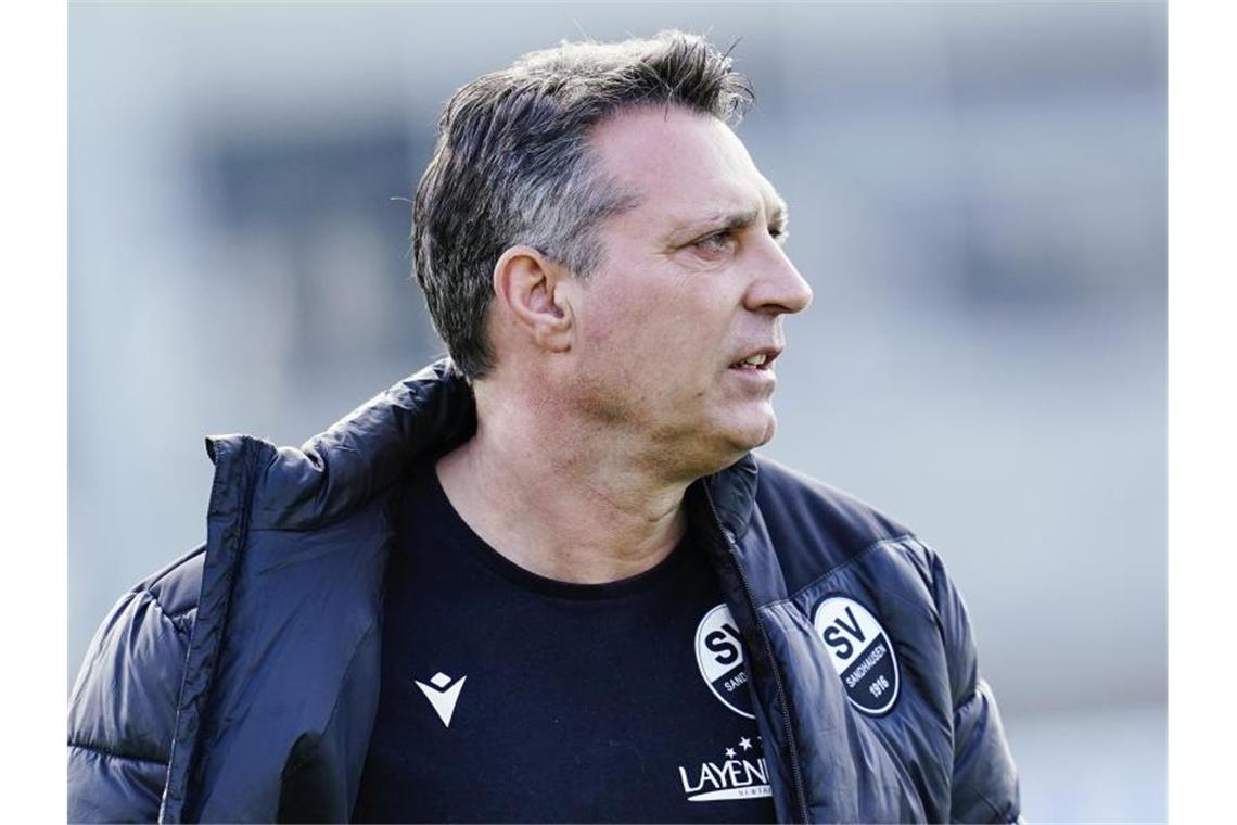 Schwartz zu Ukraine-Krieg: „Wollen das nicht thematisieren“ Sandhausens Trainer Alois Schwartz kommt ins Stadion. Foto: Uwe Anspach/dpa/Achivbild