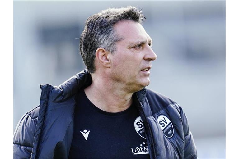 Sandhausens Trainer Alois Schwartz kommt ins Stadion. Foto: Uwe Anspach/dpa/Achivbild