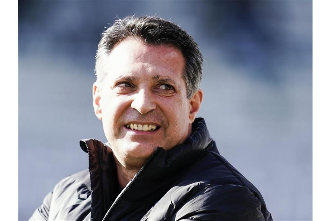 SV Sandhausen hofft auf Fan-Unterstützung im Abstiegskampf Sandhausens Trainer Alois Schwartz lacht. Foto: Uwe Anspach/dpa/Archivbild