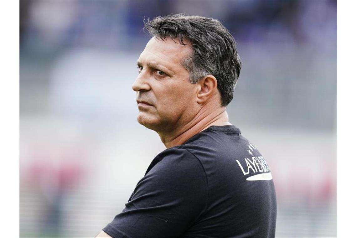 Trainingslager soll SV Sandhausen aus der Krise führen Sandhausens Trainer Alois Schwartz steht auf dem Spielfeld. Foto: Uwe Anspach/dpa/Archivbild