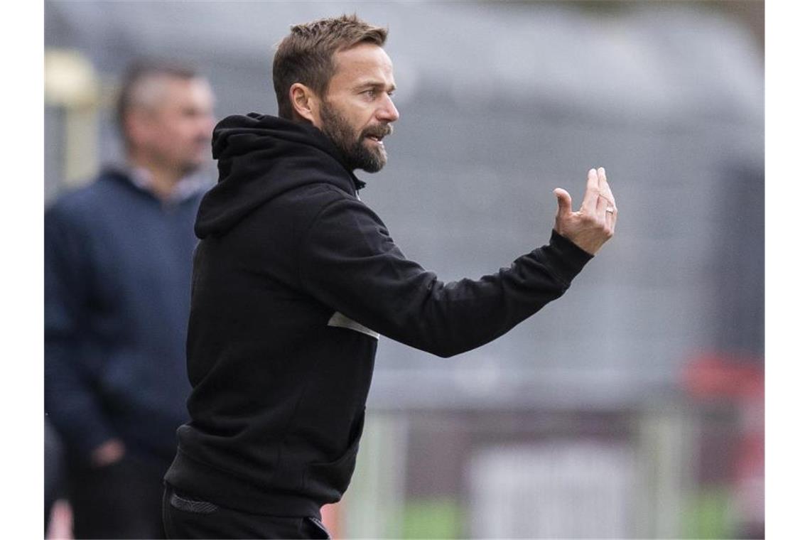 Sandhausen: Schiele will „positiven Trend“ fortsetzen Sandhausens Trainer Michael Schiele gestikuliert. Foto: Tom Weller/dpa/Archiv