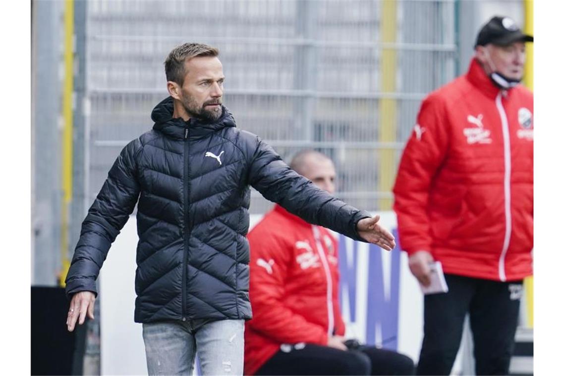 Sandhausens Trainer Michael Schiele gestikuliert. Foto: Uwe Anspach/dpa