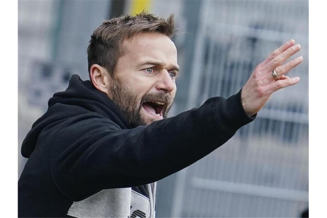 Sandhausen-Trainer Schiele will Hofmann im Kollektiv bremsen Sandhausens Trainer Michael Schiele gestikuliert. Foto: Uwe Anspach/dpa
