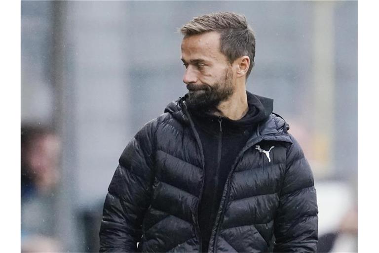 Sandhausens Trainer Michael Schiele steht am Spielfeldrand. Foto: Uwe Anspach/dpa