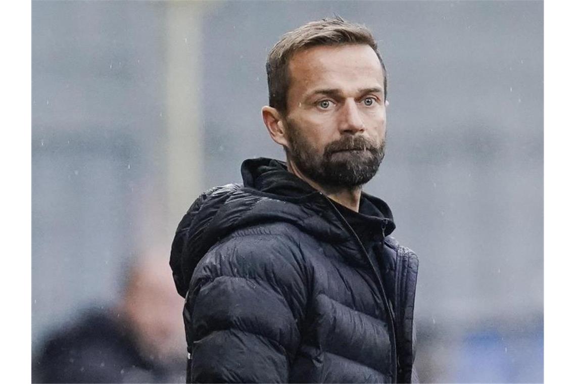 Sandhausens Trainer Michael Schiele steht am Spielfeldrand. Foto: Uwe Anspach/dpa