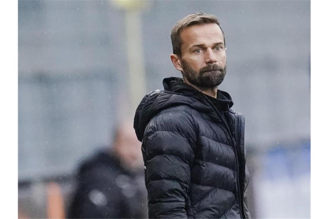 Sandhausens Trainer Michael Schiele steht am Spielfeldrand. Foto: Uwe Anspach/dpa/Archivbild