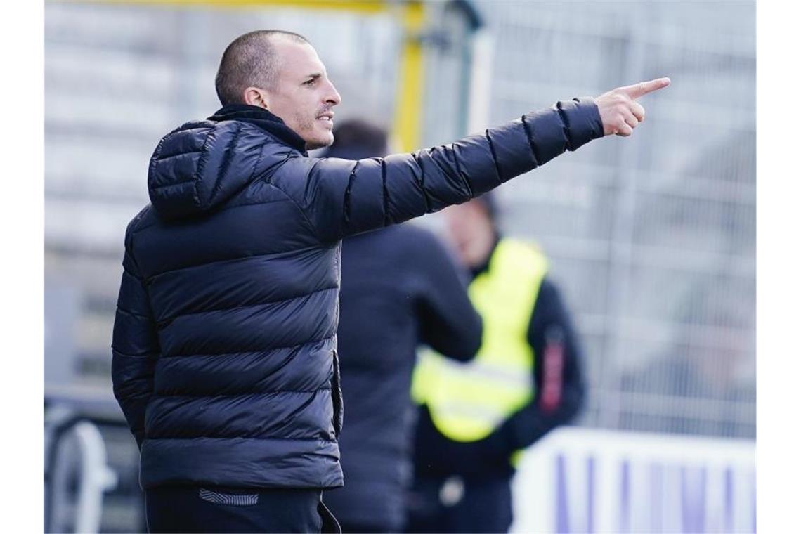 Sandhausen mit Sorgen vor erstem Endspiel um Klassenerhalt Sandhausens Trainer Stefan Kulovits gestikuliert. Foto: Uwe Anspach/dpa/archivbild