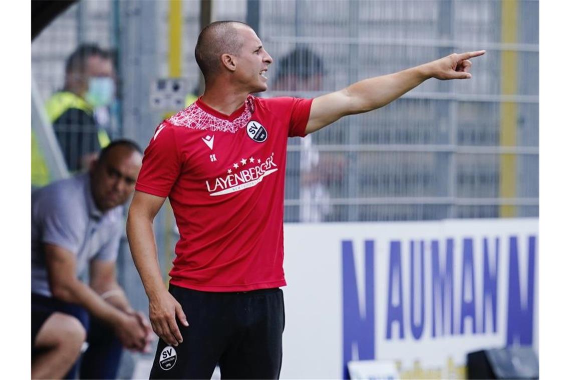 SV Sandhausen hofft auf Erfolg in Aue: und mehr Ruhe Sandhausens Trainer Stefan Kulovits gestikuliert. Foto: Uwe Anspach/dpa/Archivbild