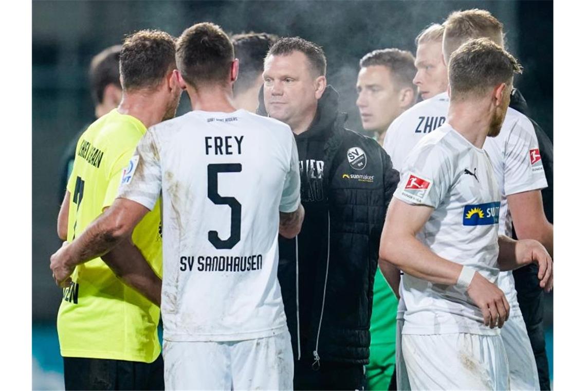 Sandhausens Trainer Uwe Koschinat bedankt sich nach dem Spiel bei den Spielern. Foto: Uwe Anspach/dpa