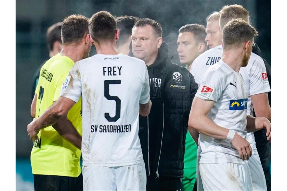 Koschinat will Vertrag verlängern und Abwärtstrend beenden Sandhausens Trainer Uwe Koschinat bedankt sich nach dem Spiel bei den Spielern. Foto: Uwe Anspach/dpa