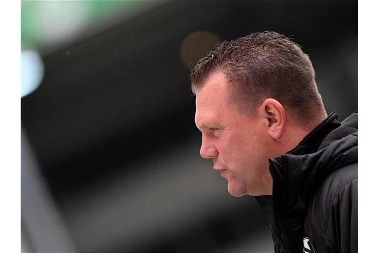 Sandhausens Trainer Uwe Koschinat bei einem Interview vor dem Spiel. Foto: Philipp Guelland/epa/Pool/dpa/Archivbild