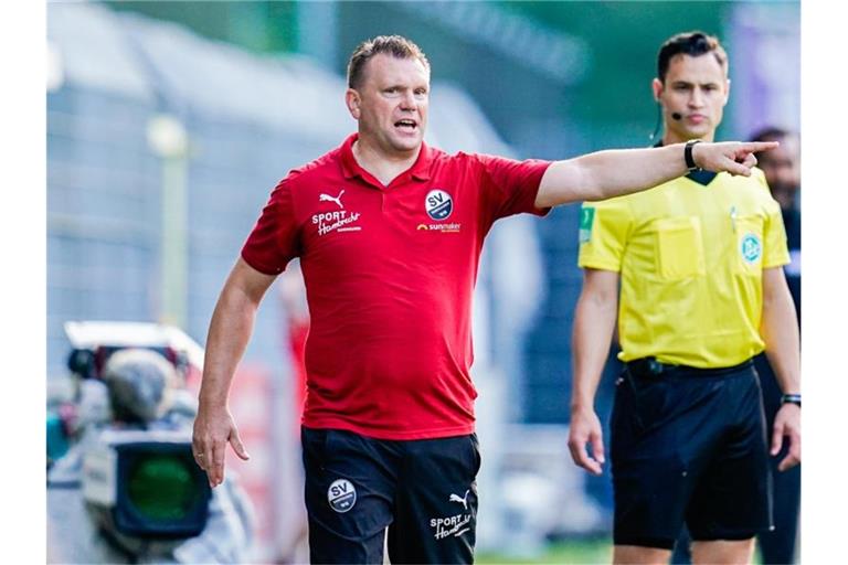 Sandhausens Trainer Uwe Koschinat gestikuliert. Foto: Uwe Anspach